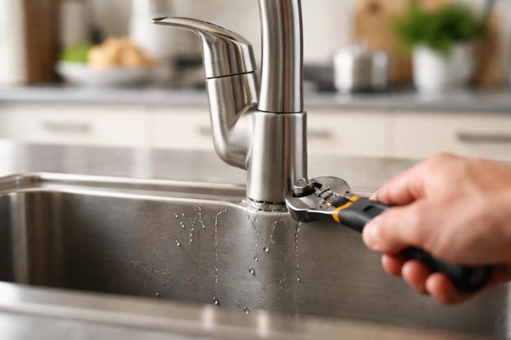 Robinet Mitigeur qui Fuit par le Bas : Que Faire ?